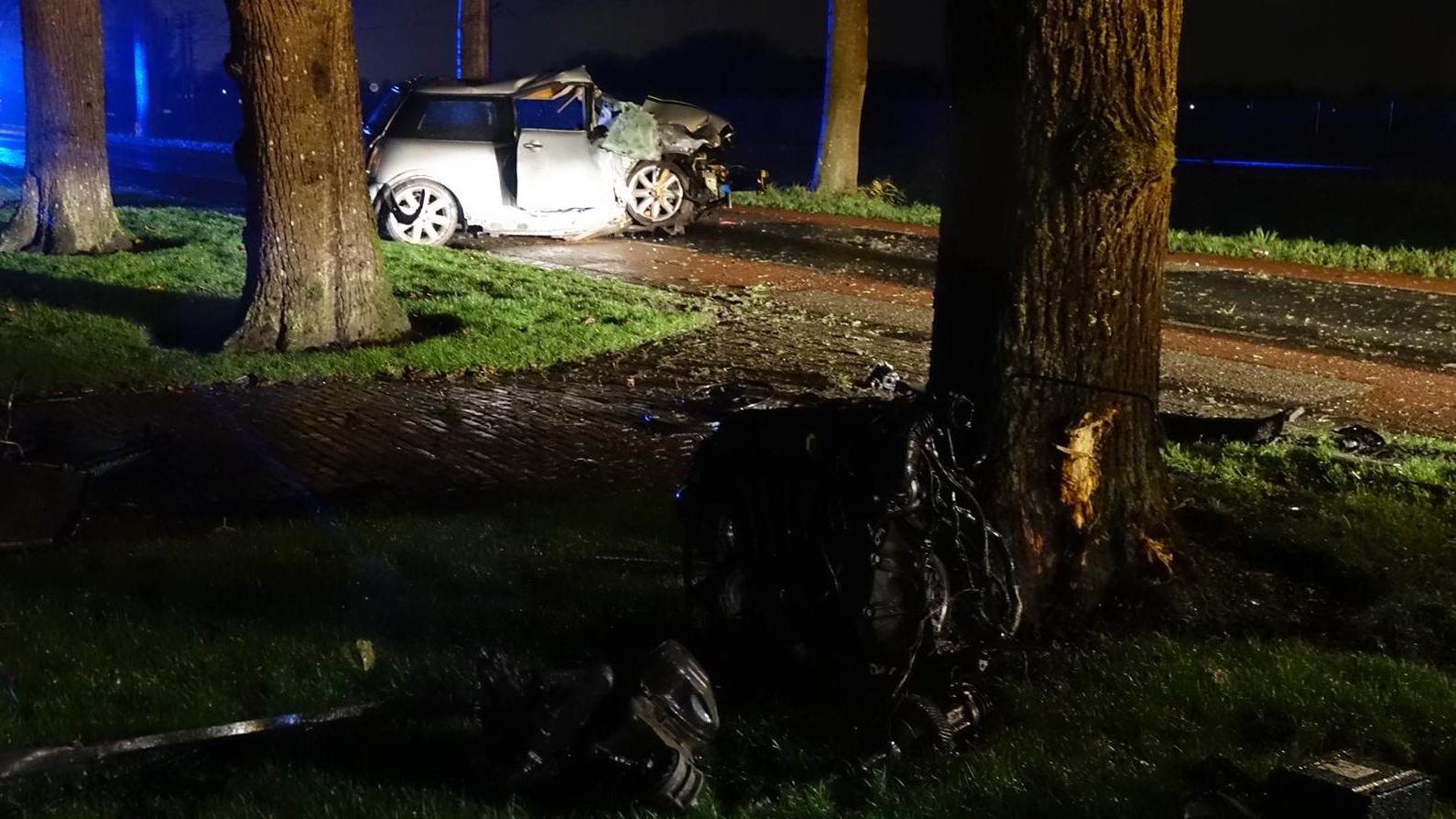 Bestuurder knalt met auto tegen boom in Westwoud