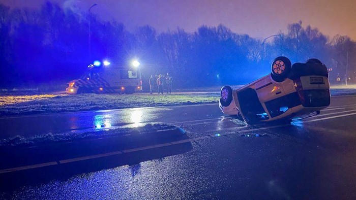 Auto over de kop op afrit A7 bij Hoorn