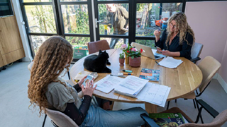 Mensen blijven thuis