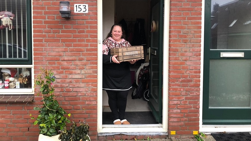 DEEN en Omring schenken kerstpakketten