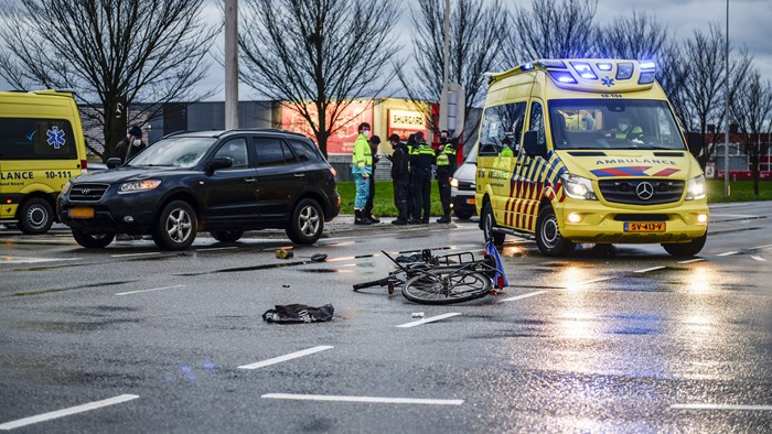 Fietser zwaargewond na frontale aanrijding