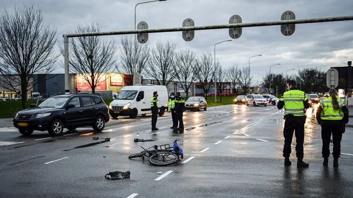 Fietser zwaargewond na frontale aanrijding1