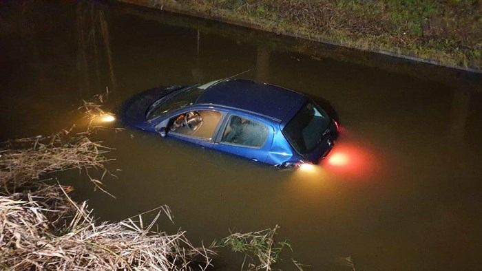 Auto te water in Opmeer