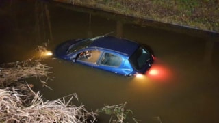 Auto te water in Opmeer