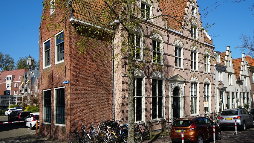 Monumentenprijs Oud Hoorn voor het Huis met de drie Egeltjes aan het Achterom in Hoorn