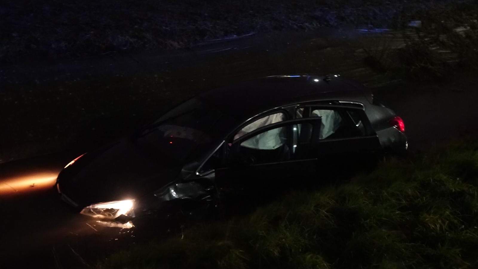 Auto te water na botsing in Wervershoof: meerdere gewonden