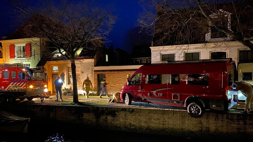Busje blijft op de rand van de kade hangen in Enkhuizen