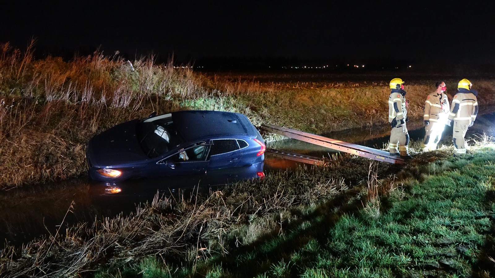 Auto te water in Hoogkarspel, inzittenden verlaten het voertuig op tijd