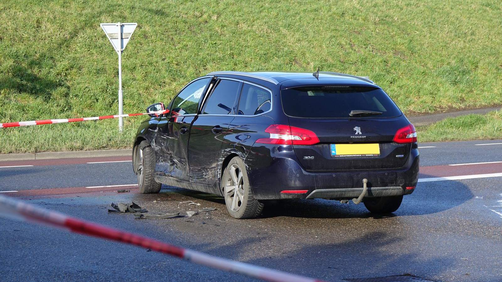 Automobilist doorgereden na aanrijding in Andijk