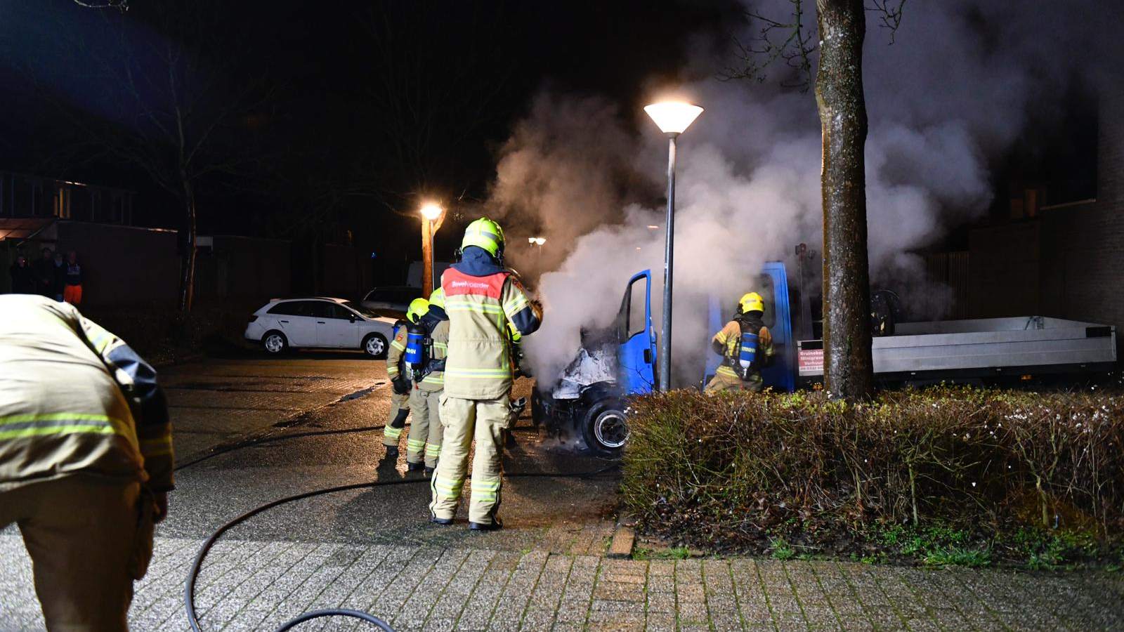 Pick-up truck in brand gestoken aan de Grutto