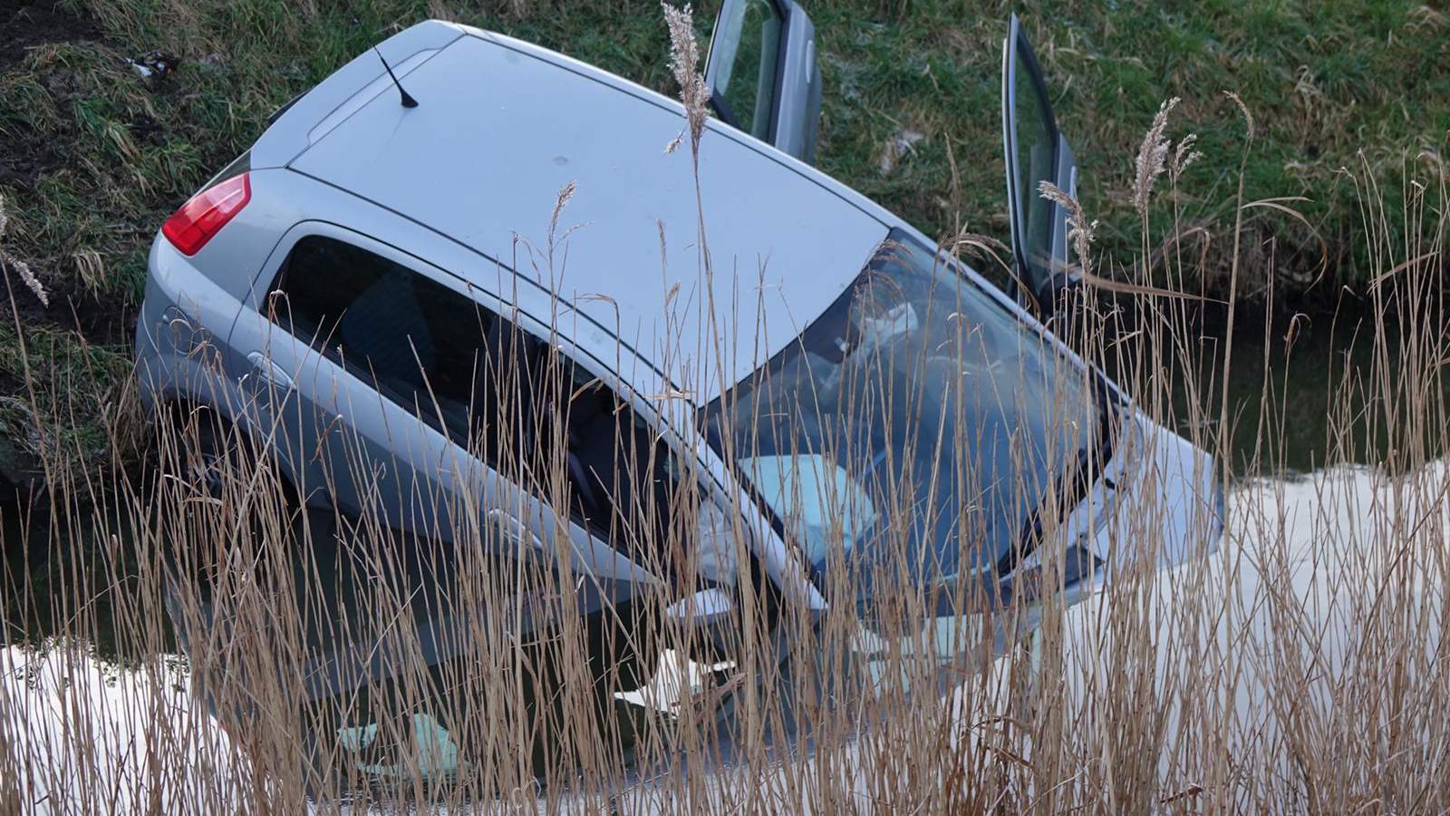 Auto te water na botsing in Wervershoof