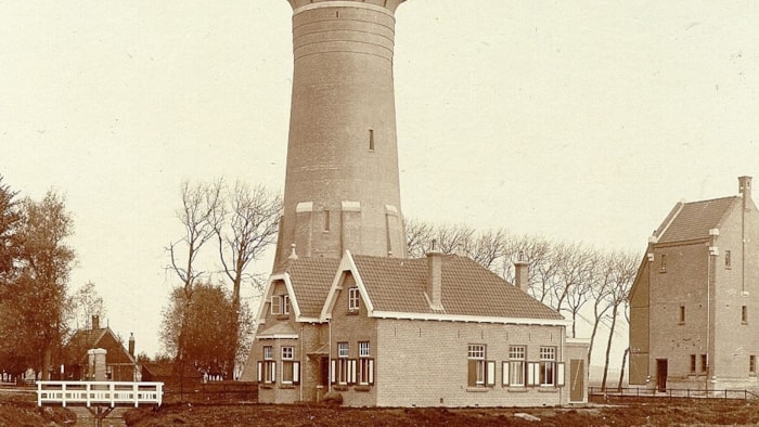 Watertoren Hoorn met twee woningen (rond 1920)