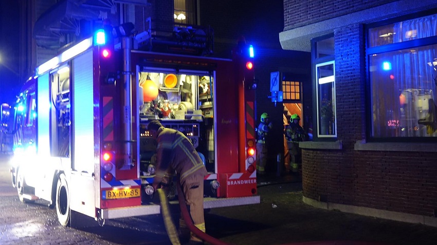 Woningbrand in Enkhuizen, bewoner verlaat woning met hulp van buurtbewoners