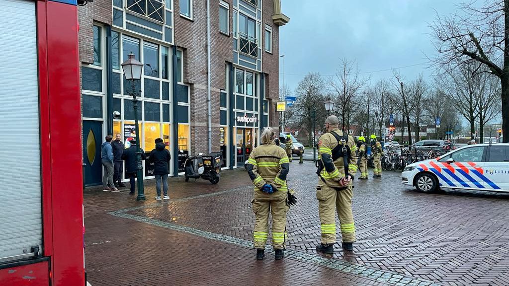 Mistgenerator gaat af bij Sushipoint in Hoorn: veel brandweer ter plekke