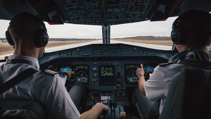 Piloten in cockpit