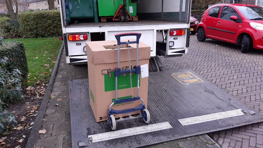 Een Wecycle certificaat en bedankje van Stichting Jarige Job voor basisschool De Ceder uit Hoorn