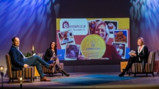 vlnr. Peter Sieuwers, Annemarie Gerards, Marga de Jager, directeur merk en leden ANWB. Op het scherm de winnaar van Noord-Holland.