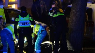 Persoon valt in het water in Enkhuizen