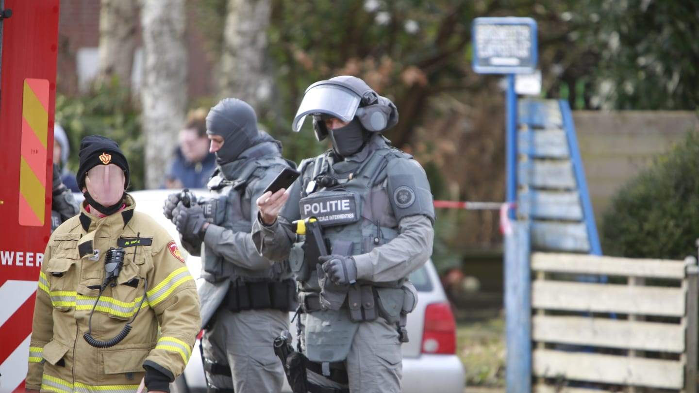 Arrestatieteam in Sijbekarspel, man uit woning gehaald