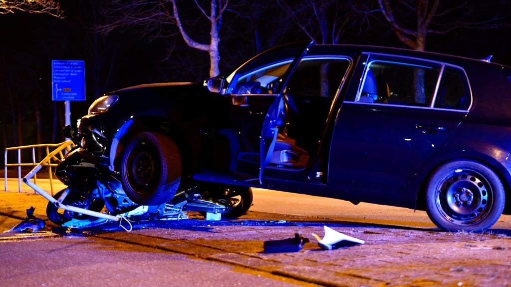 Motorrijder naar het ziekenhuis na aanrijding in Zwaag