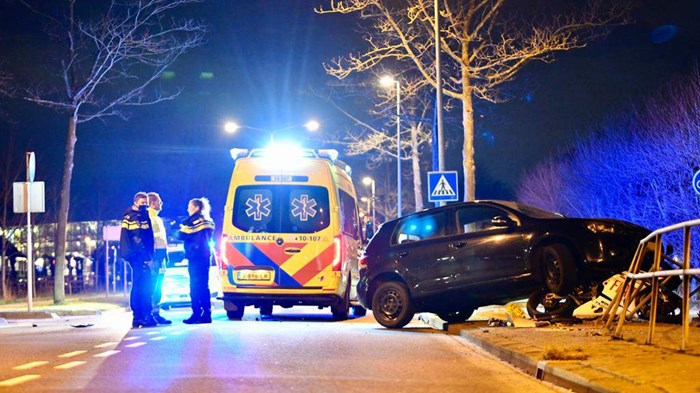 Motorrijder en auto botsen op de Wogmergouw in Hoorn1