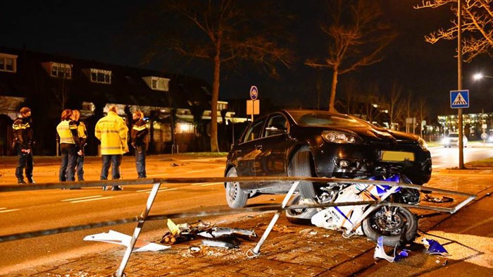 Motorrijder en auto botsen op de Wogmergouw in Hoorn2