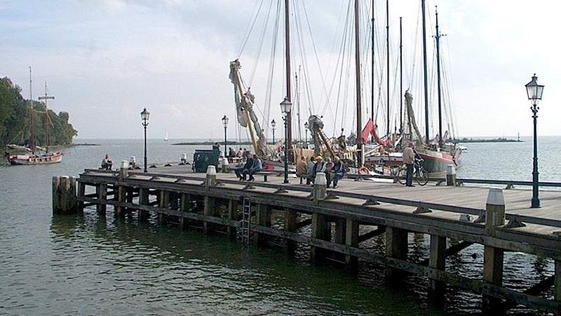Oude palen rondom het Houten Hoofd gevaarlijk voor afgemeerde schepen