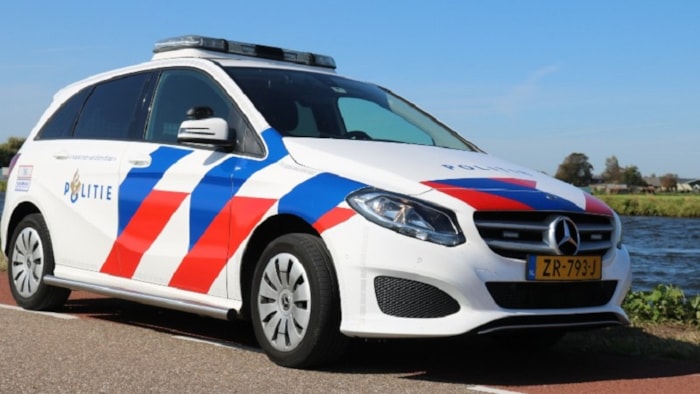 Politieauto aan het water