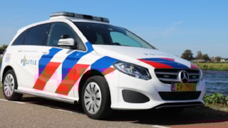 Politieauto aan het water
