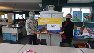 Blij met de cheque