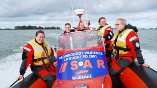 Vrouwen aan boord bij Reddingsstation Wijdenes