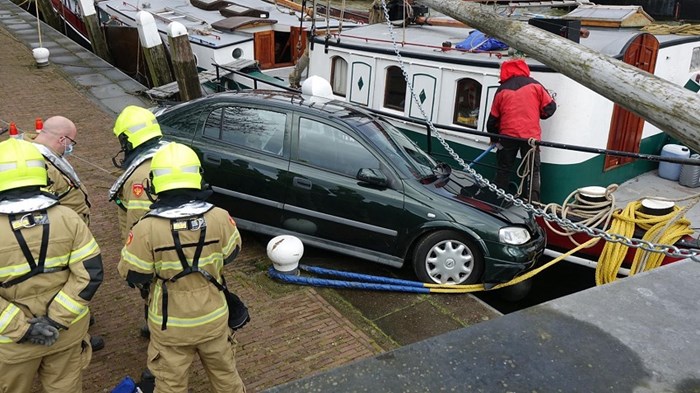 Automobilist tussen wal en het schip