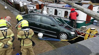 Automobilist tussen wal en het schip