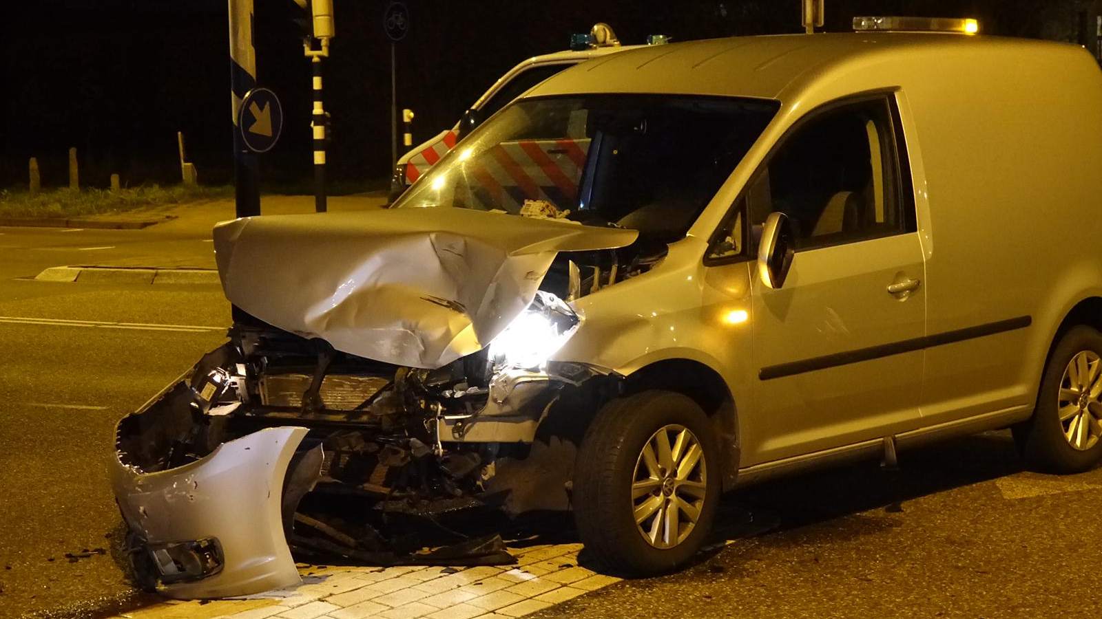 Auto's botsen in Zwaag, veel schade aan beide voertuigen