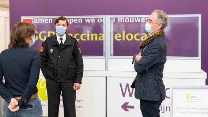 Bezoek Mmartin Smeekes en Krishna Taneja vaccinatielocatie Middenmeer