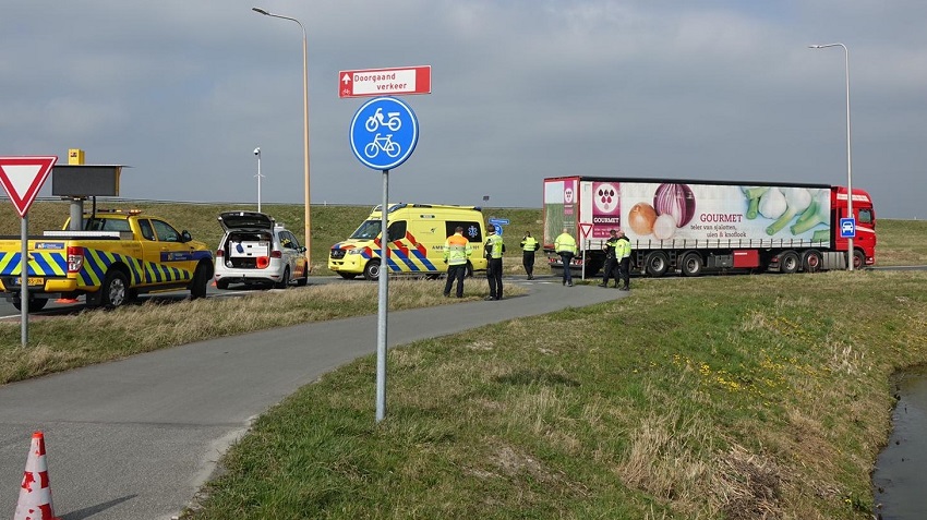 Fietser aangereden door vrachtwagen bij Westfrisiaweg