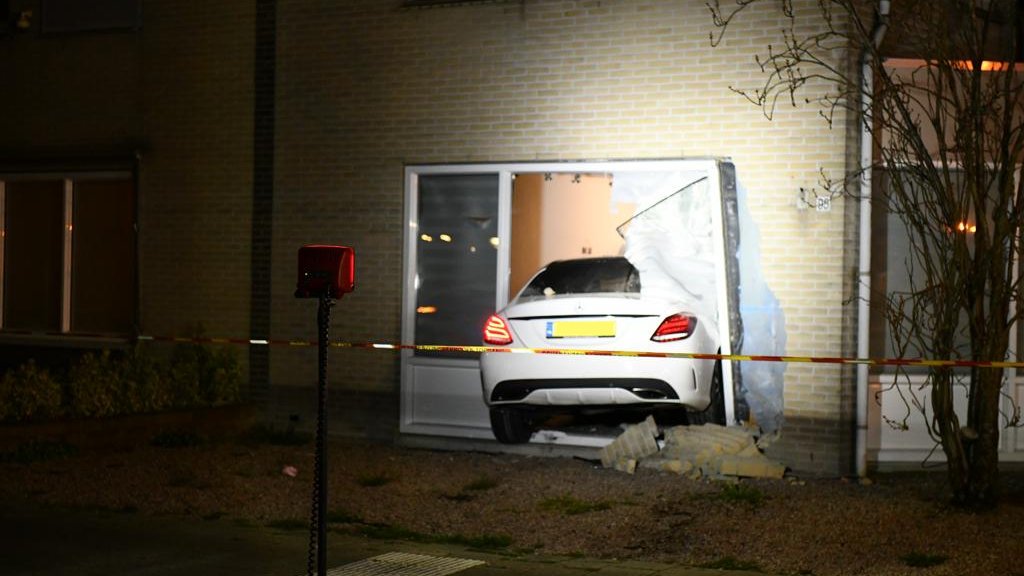 Auto woning in Hoorn binnengereden