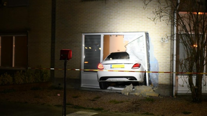Auto huis binnengereden in Hoorn