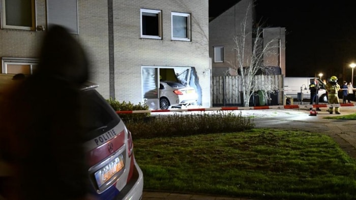 Auto rijdt huis GdB binnen
