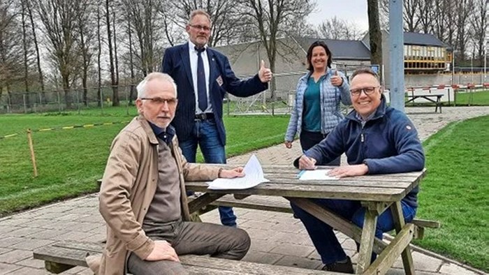 Voorzitters Ruurd Simonides en Frank Eek en penningmeesters Nanne de Vries en Ilse Hendrikse.