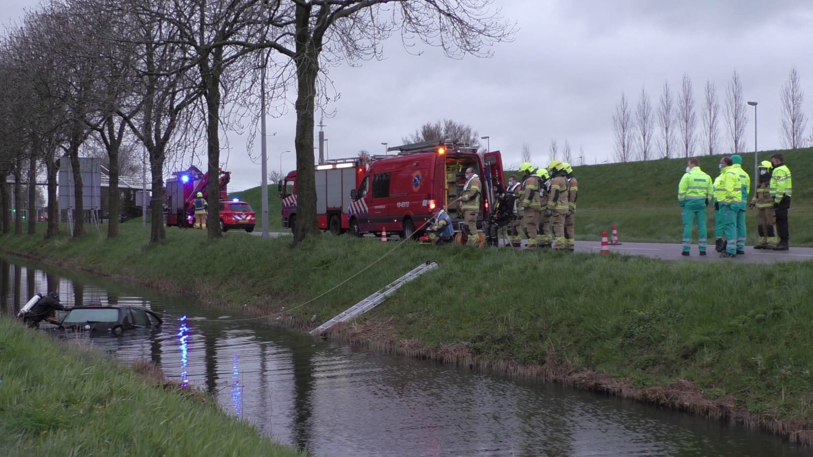 Auto bij de Lageweg in Hoorn te water geraakt