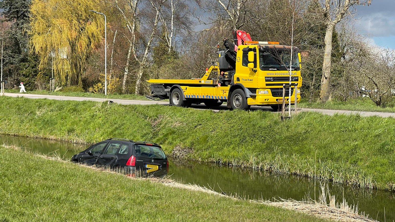 Auto te water in Oosterblokker
