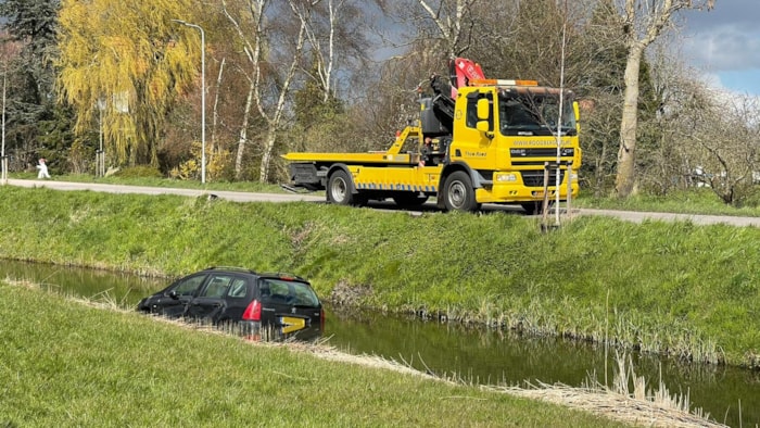 Auto te water in Oosterblokker