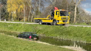 Auto te water in Oosterblokker