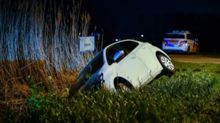 Auto in greppel gereden