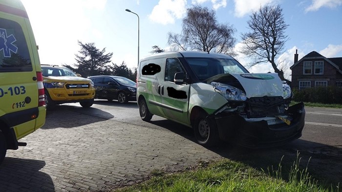 Bestelbus achterop taxi in Schellinkhout