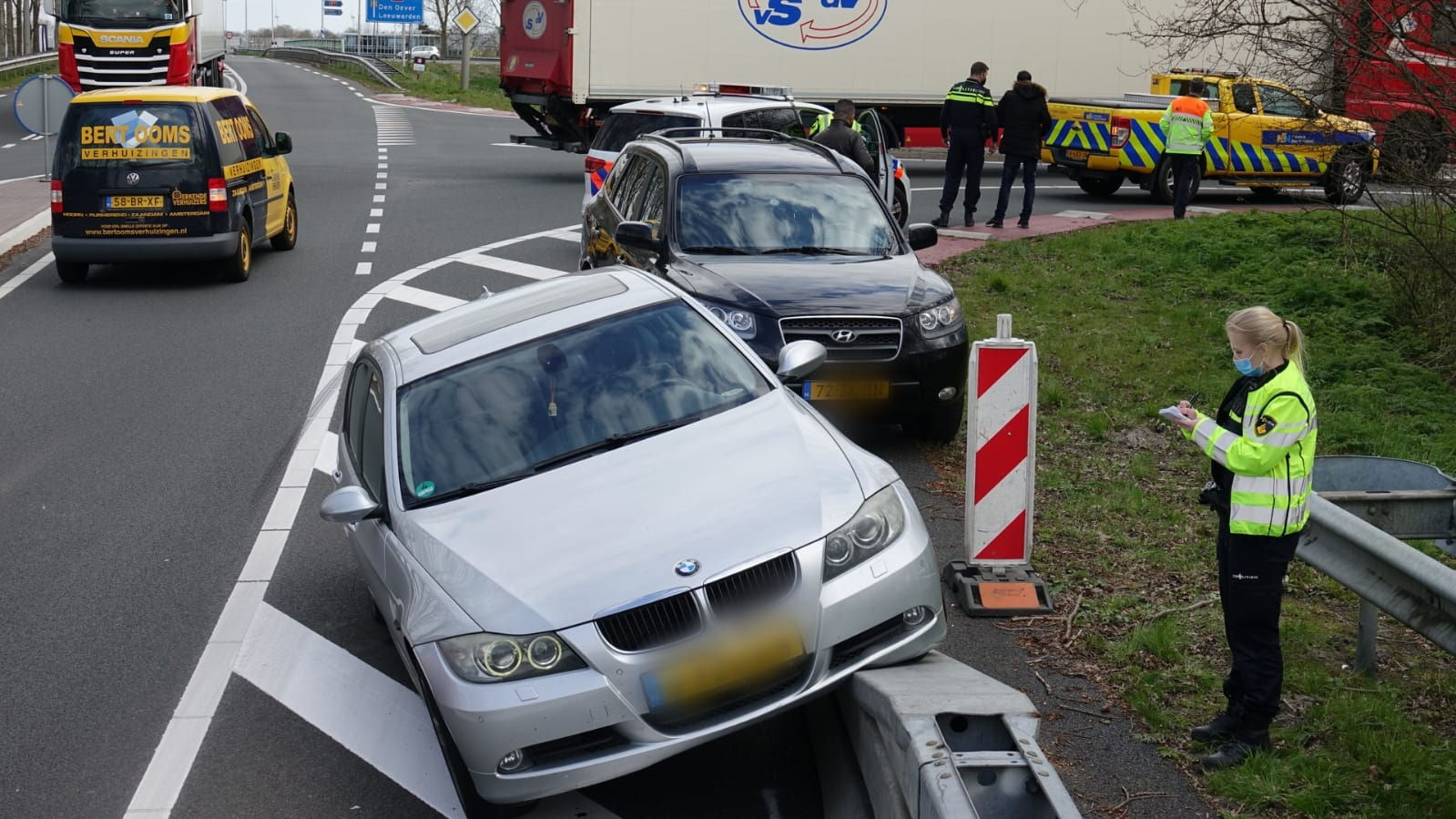 Auto rijdt op afzetting langs de AC de Graafweg na te zijn gesneden
