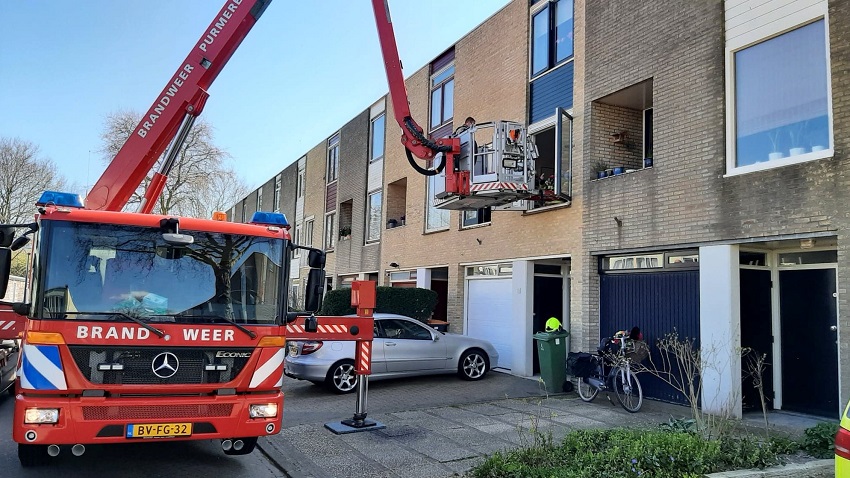 Brandweer ingezet voor afhijsen patiënt uit huis aan de Melkweg in Hoorn