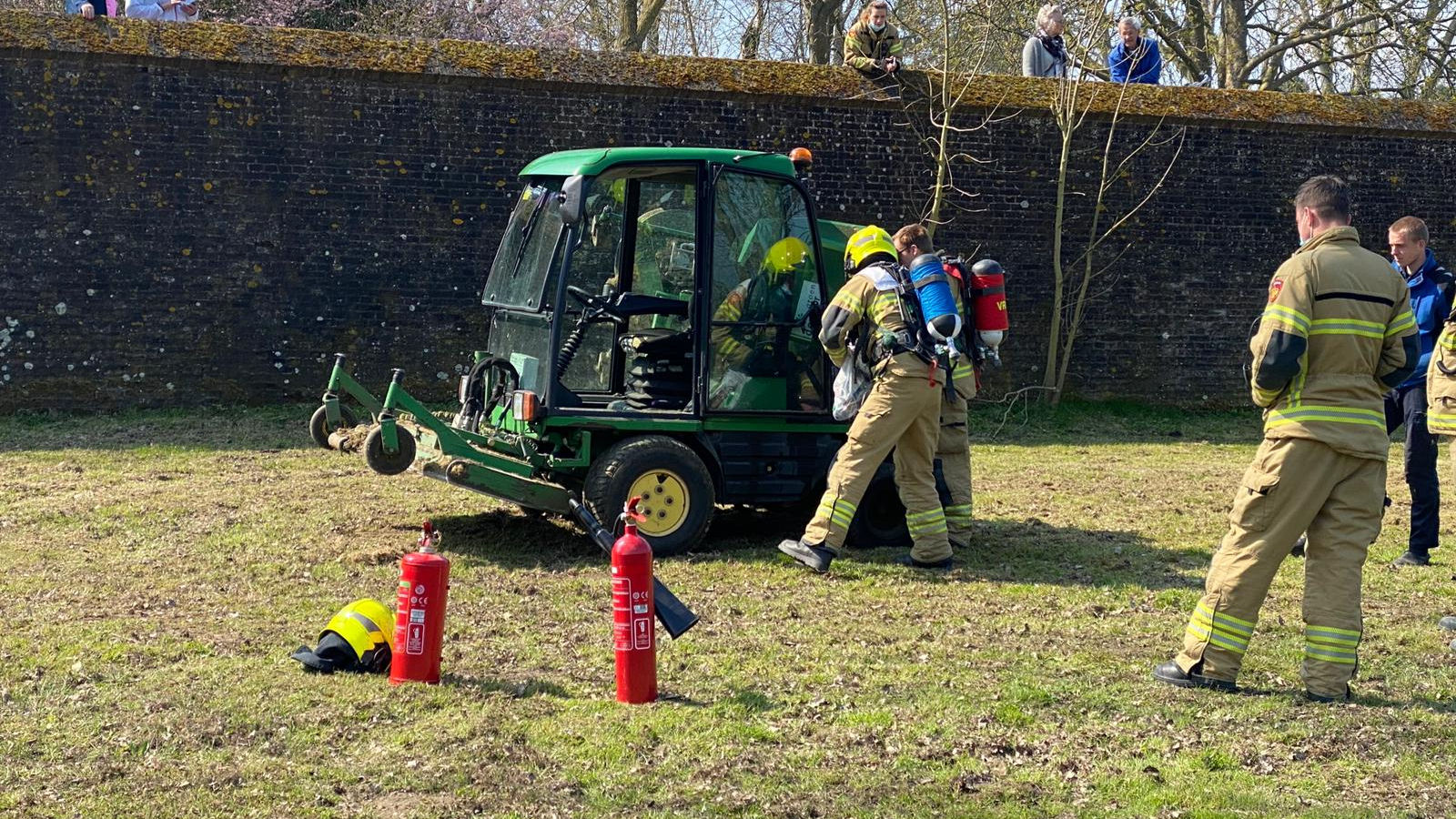 Grasmaaier bijna in brand in Enkhuizen