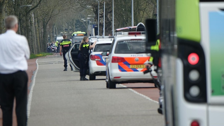 Politie met kogelwerende vesten in Wognum